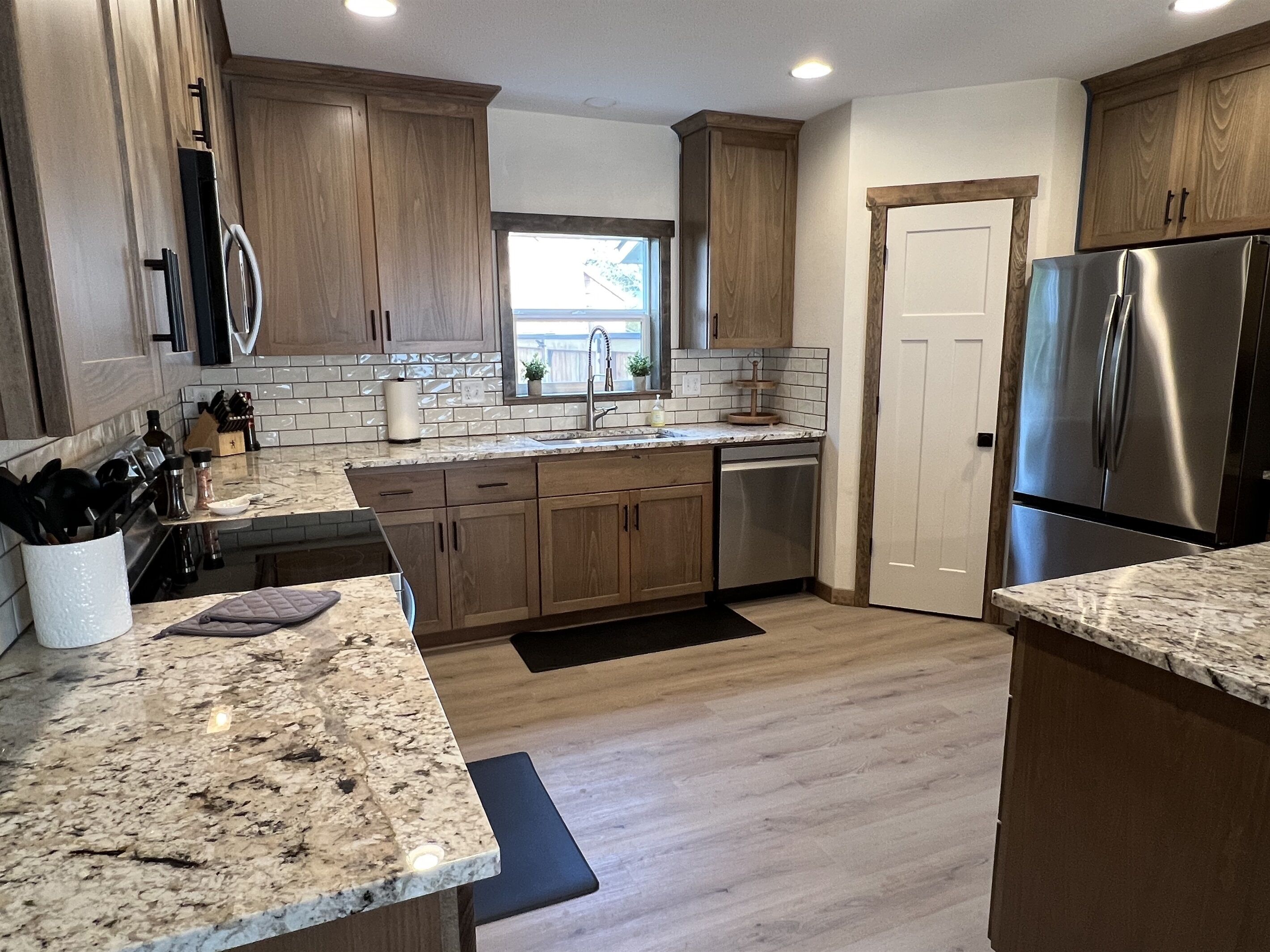 Refrigerador, microondas, horno y parrilla de estufa 