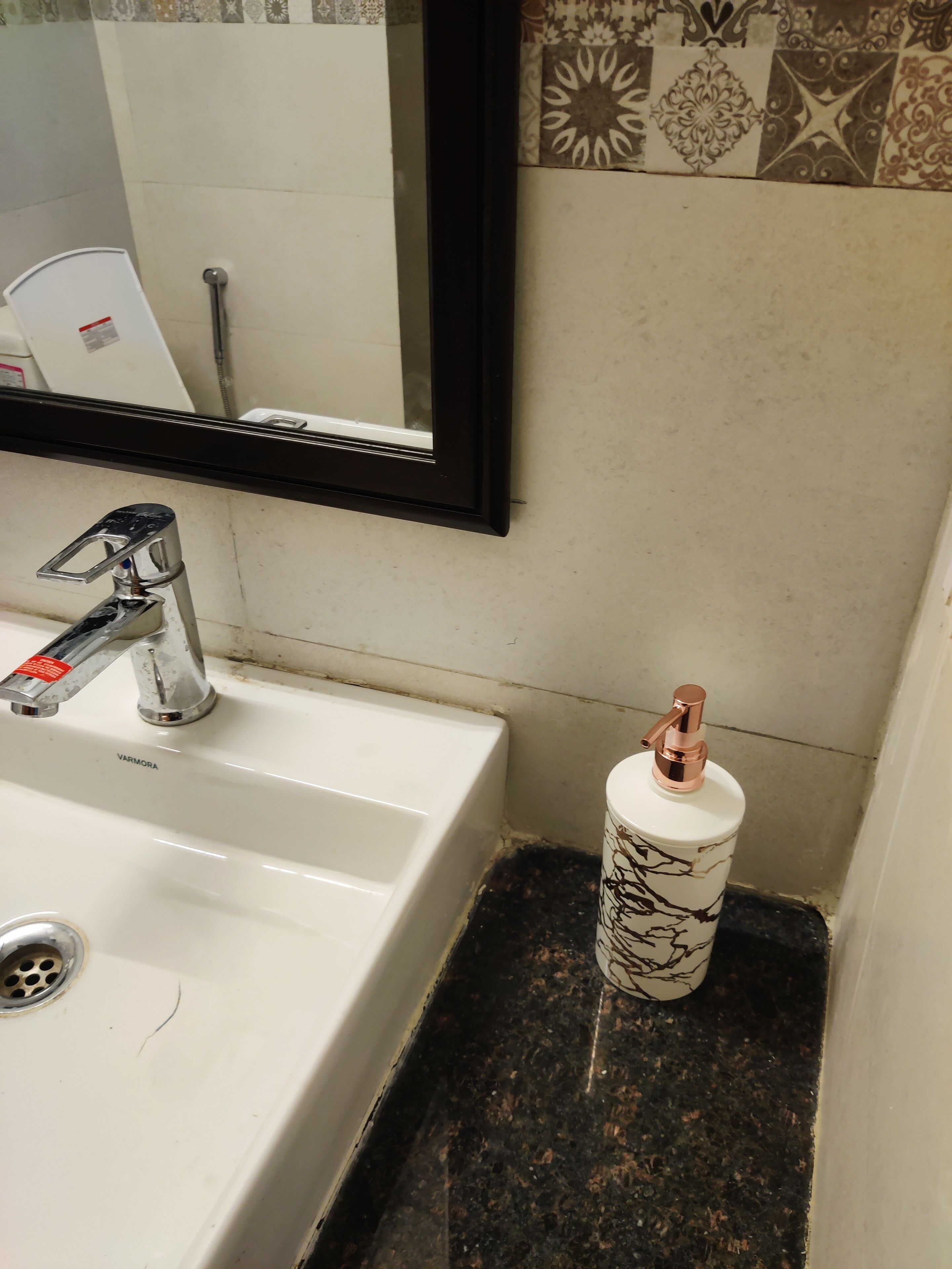 Haartrockner, Handtücher, Seife, Toilettenpapier