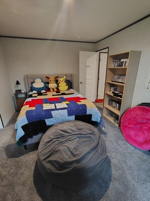 2 عدّة غرف نوم وخزنة داخل الغرفة وواي فاي وملاءات أسرّة