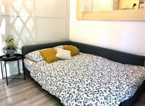 1 habitación, tabla de planchar con plancha, wifi gratis y ropa de cama 