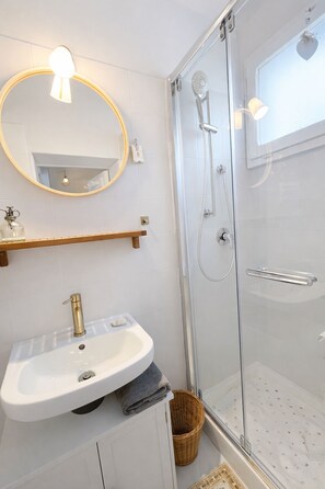 Douche, sèche-cheveux, serviettes fournies, savon