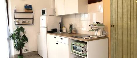 Réfrigérateur, micro-ondes, four, plaque de cuisson