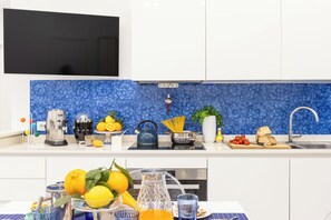 Fridge, microwave, oven, stovetop - Marescala Vacation - Casa Cicirusso, elegant apartment in Sorrento town center (Sorrento)