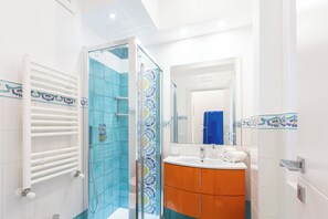 Douche, sèche-cheveux, bidet, serviettes fournies