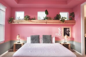 6 habitaciones, escritorio y tabla de planchar con plancha 