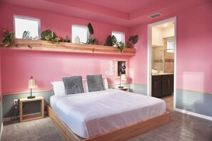 6 bedrooms, desk, iron/ironing board, travel crib