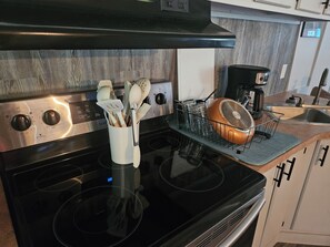 Fridge, microwave, stovetop, coffee/tea maker - Recent upgrades for a great place to rest your head in Ash Flat (Ash Flat)