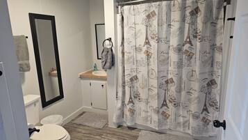 Toallas, jabón, shampoo, papel de baño