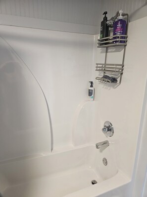 Handtücher, Seife, Shampoo, Toilettenpapier