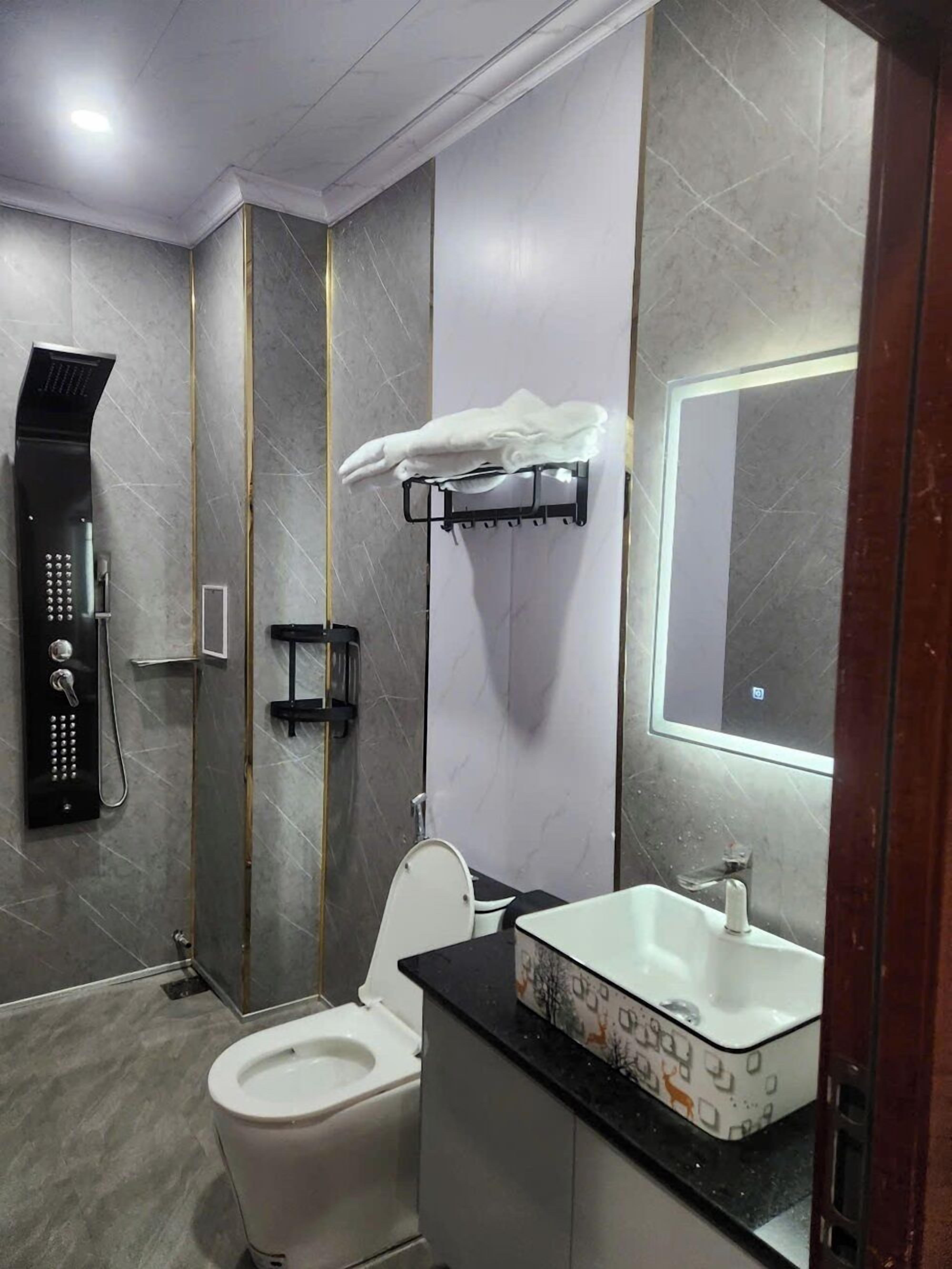 Un baño moderno con inodoro, ducha y lavamanos.
