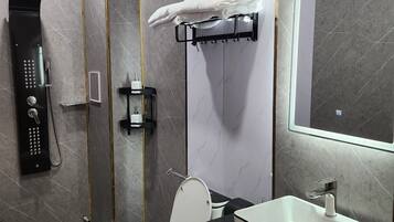 Un baño moderno con inodoro, lavabo y ducha.