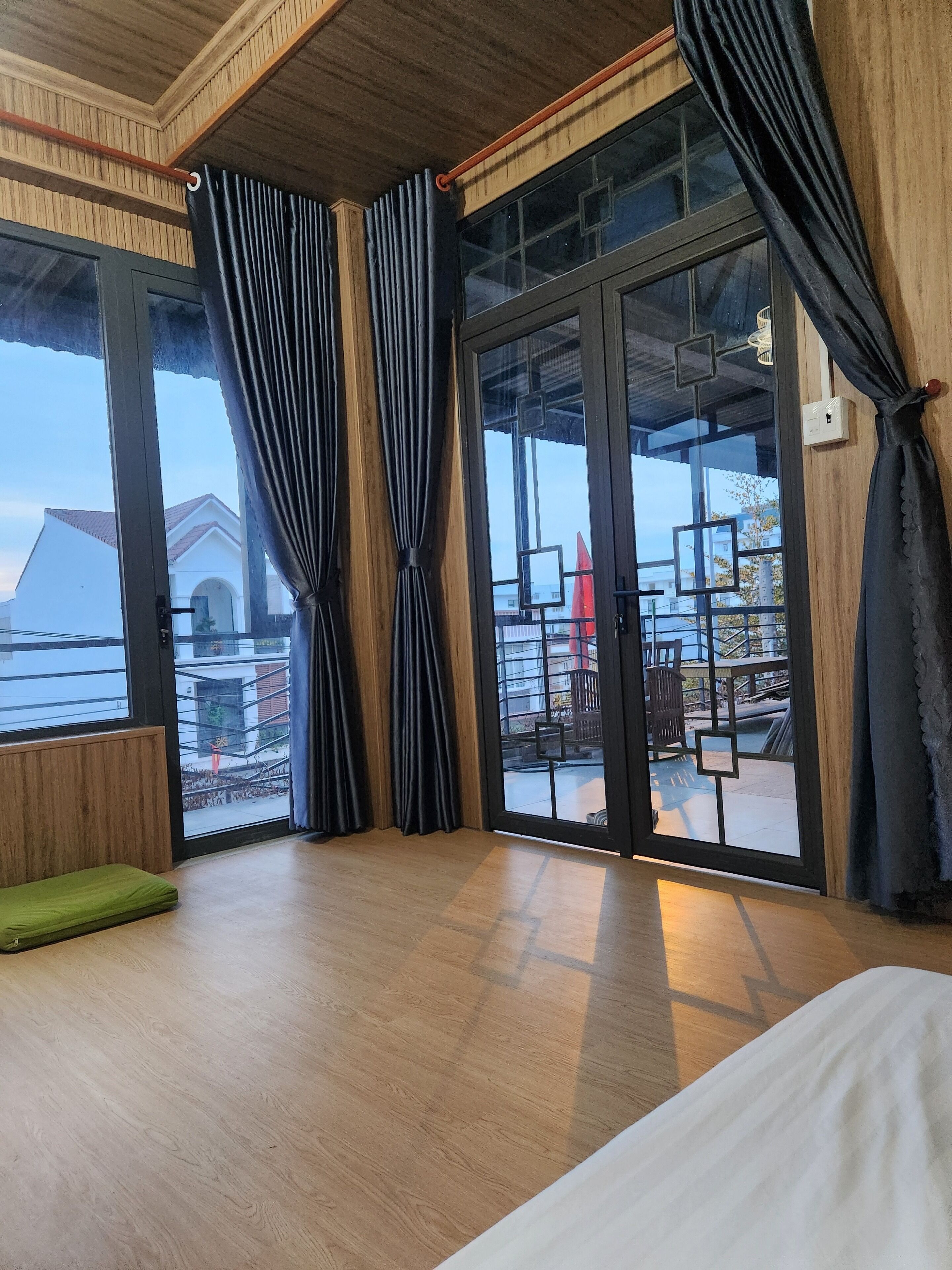 Escritorio, sistema de insonorización y tabla de planchar con plancha 