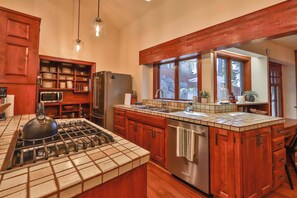 Maison, plusieurs lits, patio, vue montagne (Sunset Cove) | Cuisine privée | Réfrigérateur, micro-ondes, four, plaque de cuisson