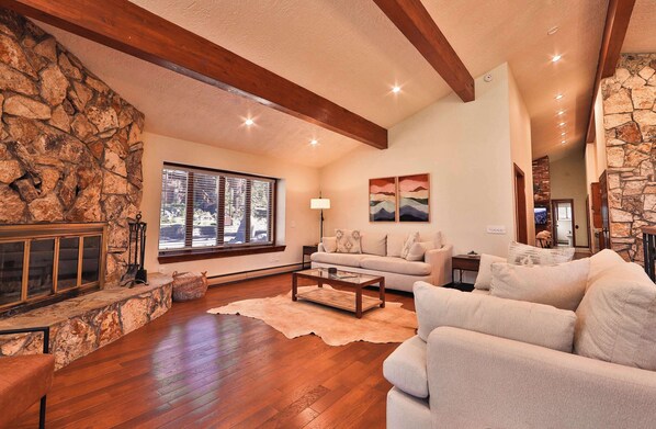 House, Multiple Beds, Patio, Mountain View (Sunset Cove) | Living area | TV