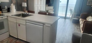 Kylskåp, mikrovågsugn, ugn och spishäll