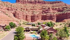 A residential area with houses, a swimming pool, and a road. - Scenic Escape in Kanab | Pet-Friendly | Community Pool & Hot Tub (Kanab)