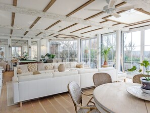 Games room - Sleeps 20 guests  in 10 bedrooms (Selsey)