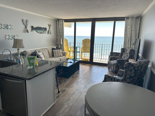 Hanna's Royal Garden Hideaway- 2 bed, 2 bath direct oceanfront condo