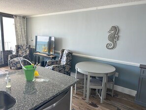 Interior - Hanna's Royal Garden Hideaway- 2 bed, 2 bath direct oceanfront condo (Murrells Inlet)