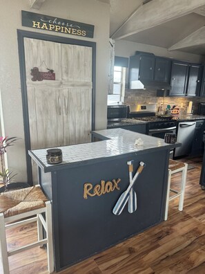 Kylskåp, mikrovågsugn, ugn och spishäll