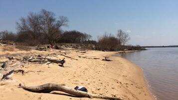 Ranta lähistöllä, rantapyyhkeitä