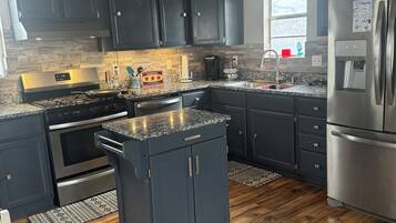 Køleskab, mikrobølgeovn, ovn, kogeplade