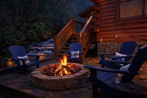 PEACEFUL CREEKSIDE! 8BR~8BA Lodge in PF~HT, Fire Pit, PT & Theater!