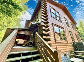 Exterior - 40% OFF Fall Dates! CREEKSIDE! 8BR~8BA Lodge in PF~HT, Fire Pit, PT & Theater! (Pigeon Forge)