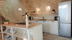 Microwave, oven, stovetop, dishwasher - Cottage Brantôme Swimming pool Tennis Château Monciaux 4 Pers) (Bourrou)