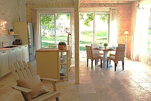 Dining - Cottage Brantôme Swimming pool Tennis Castle Monciaux (Bourrou)