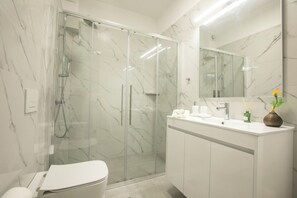Dusche, Haartrockner, Handtücher, Seife