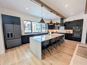 Geladeira, micro-ondas, fogão, cooktop