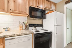 Lejlighed - flere senge - terrasse - bjergudsigt (Tahoe Keys Marina View) | Privat køkken | Køleskab, mikrobølgeovn, ovn, kogeplade