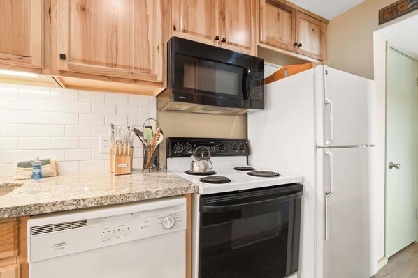 Appartement, meerdere bedden, patio, uitzicht op bergen (Tahoe Keys Marina View) | Privékeuken | Een koelkast, een magnetron, een oven, een kookplaat