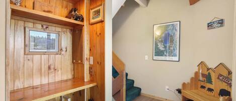 Appartement, Plusieurs lits, patio, vue sur la montagne (Tahoe Keys Marina View) | Intérieur