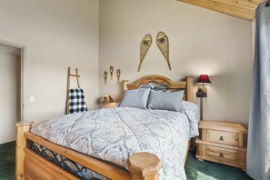 Appartement, meerdere bedden, patio, uitzicht op bergen (Tahoe Keys Marina View) | 3 slaapkamers, individueel gedecoreerd, individueel gemeubileerd