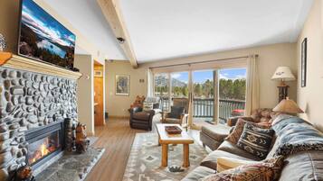 Apartemen, Beberapa Tempat Tidur, patio, pemandangan gunung (Tahoe Keys Marina View) | Area keluarga | Televisi layar datar 42-inci dengan saluran TV digital dan perapian