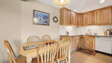 Apartment, Multiple Beds, Patio, Mountain View (Tahoe Keys Marina View) | Dining