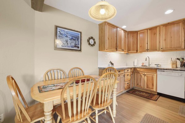 Apartment, Multiple Beds, Patio, Mountain View (Tahoe Keys Marina View) | Dining