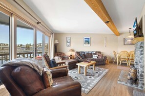 Lejlighed - flere senge - terrasse - bjergudsigt (Tahoe Keys Marina View) | Opholdsområde | 42-tommers fladskærms-tv med digitale kanaler, pejs