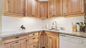 Apartemen, Beberapa Tempat Tidur, patio, pemandangan gunung (Tahoe Keys Marina View) | Dapur pribadi | Lemari es, microwave, oven, dan kompor