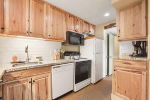 Apartment, Berbilang Katil, Patio, Mountain View (Tahoe Keys Marina View) | Dapur peribadi | Peti sejuk, ketuhar gelombang mikro, ketuhar, dapur 