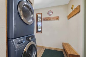 Appartement, meerdere bedden, patio, uitzicht op bergen (Tahoe Keys Marina View) | Interieur