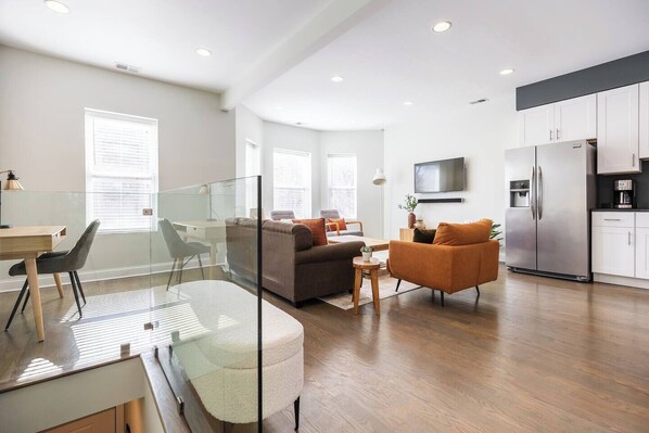 TV - Bright & Modern Apt | Steps to Lake, Train, Food (Chicago)