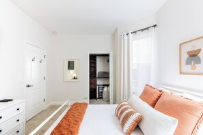 2 bedrooms, iron/ironing board, travel crib, WiFi - Bright & Modern Apt | Steps to Lake, Train, Food (Chicago)