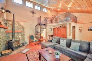 單棟房屋, 多張床, 露台, 山景 (Tahoe Family Getaway) | 客廳 | 50 吋平面電視連數碼電視頻道