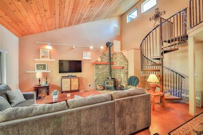Rumah, Beberapa Tempat Tidur, patio, pemandangan gunung (Tahoe Family Getaway) | Area keluarga | Televisi layar datar 50-inci dengan saluran TV digital