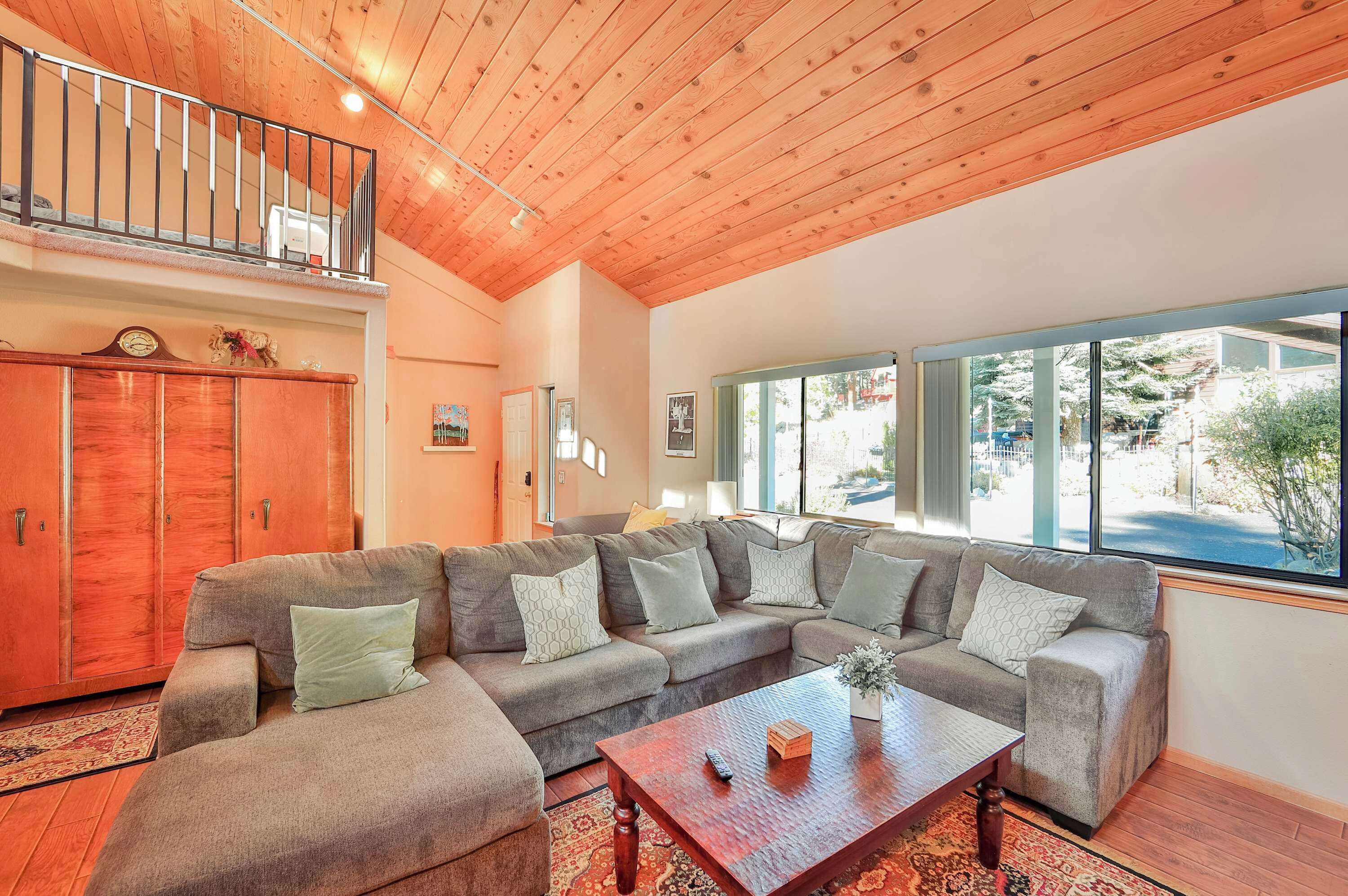 ハウス ベッド (複数台) パティオ マウンテンビュー (Tahoe Family Getaway) | リビング エリア | 50 インチの薄型テレビ (デジタル放送視聴可)