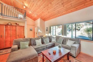 Huis, Meerdere bedden, terras, uitzicht op bergen (Tahoe Family Getaway) | Woonruimte | Een 50-inch flatscreentelevisie met digitale zenders