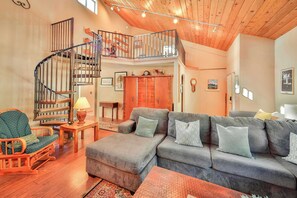 Hús - mörg rúm - verönd - fjallasýn (Tahoe Family Getaway) | Stofa | 50-tommu flatskjársjónvarp með stafrænum rásum